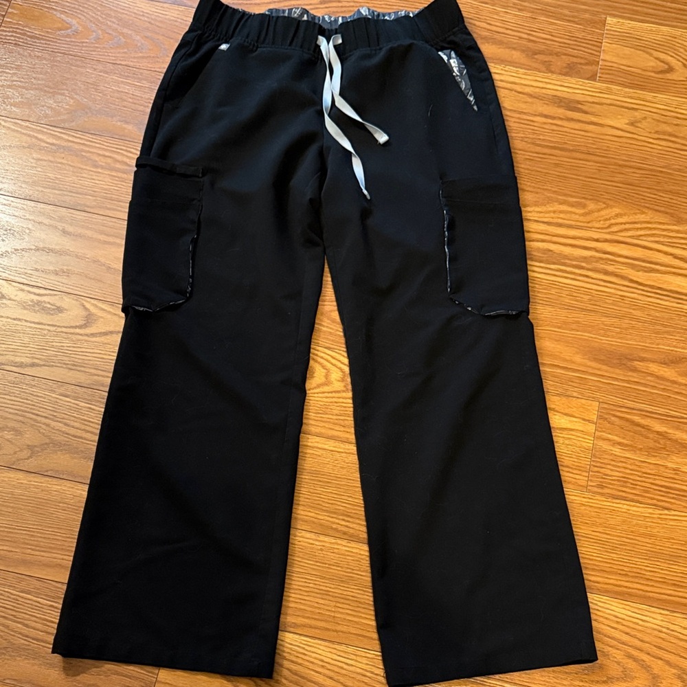 Figs Black Tema wide leg Scrub Waistband with Feather Print